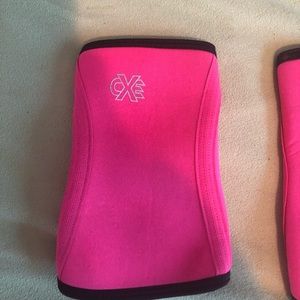 Knee sleeves